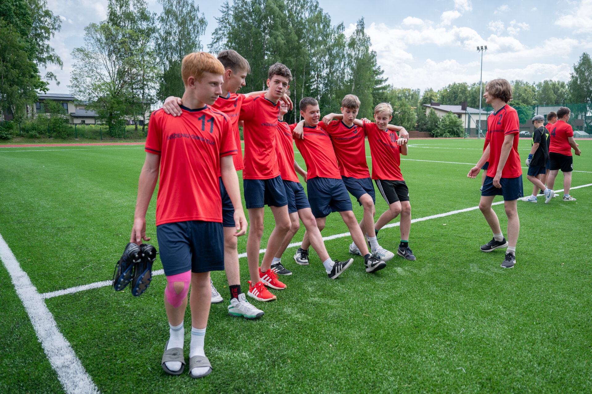 Avižienių gimnazijos stadionas ir vaikai