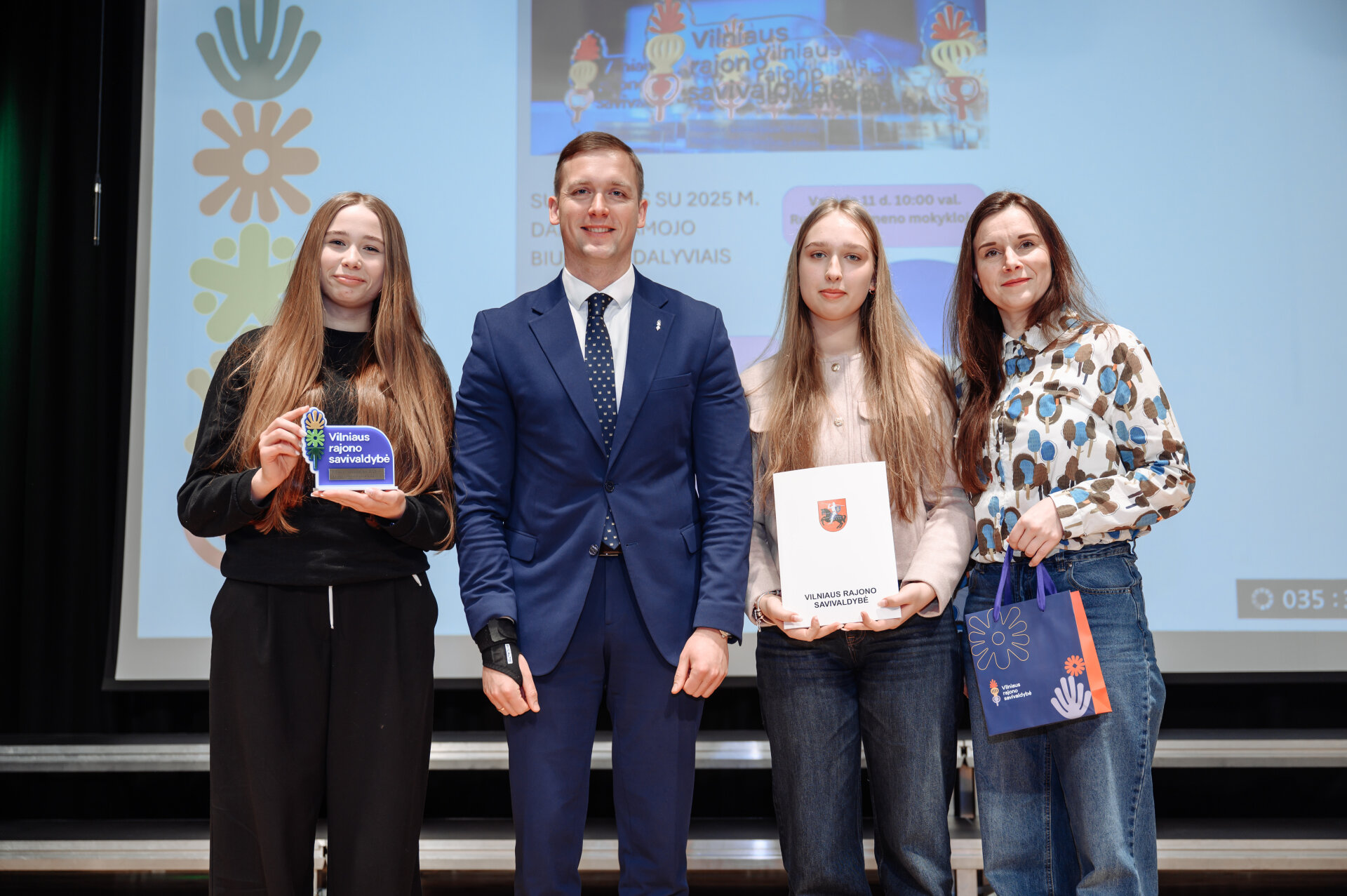 2025 metais Vilniaus rajono gyventojai aktyviai dalyvavo Dalyvaujamojo biudžeto iniciatyvoje, teikdami idėjas, kaip pagerinti savo gyvenamąją aplinką. Ši priemonė suteikė galimybę patiems gyventojams siūlyti projektus ir spręsti, kam turėtų būti skirtos Savivaldybės biudžeto lėšos – daugiau nei 170 tūkst. Eur. Užfiksuotas rekordinis gyventojų susidomėjimas – pateiktos net 32 idėjos, skirtos viešųjų erdvių gerinimui skirtingose seniūnijose. Po administracinio vertinimo balsavimui atrinktos 22 projektų idėjos – 7 mažos, 9 vidutinės ir 6 didelės apimties. Liepos mėnesį vykusio balsavimo metu daugiau nei 3,6 tūkst. gyventojų išrinko penkis dalyvaujamojo biudžeto projektus: tris mažos apimties, vieną vidutinės apimties ir vieną didelės apimties projektą.